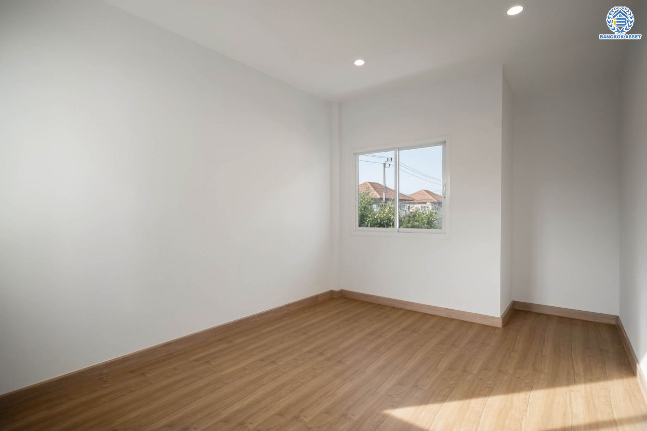 บ้านมือสองตกแต่งใหม่ โครงการ เศรณีลากูน วัดลาดปลาดุก หลังมุม ตอบโจทย์ทุกการใช้ชีวิต เนื้อที่ 59.9 ตร.ว. ฟังก์ชัน 3 ห้องนอน 3 ห้องน้ำ ทำเลเดินทางง่าย สะดวกสบายใกล้รถไฟฟ้าสายสีม่วง "สถานีคลองบางไผ่" ทางด่วน "กาญจนาภิเษก" และห้างสรรพสินค้าเซ็นทรัลเวสต์เกต